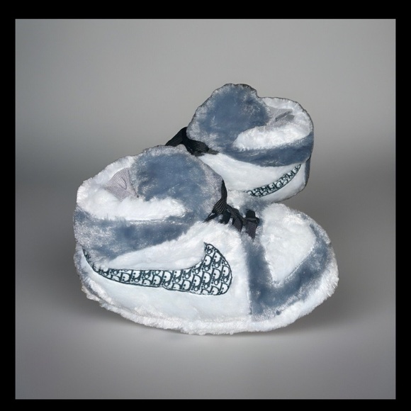 Nike Kids Slippers in Gray and White - Picture 2 of 4